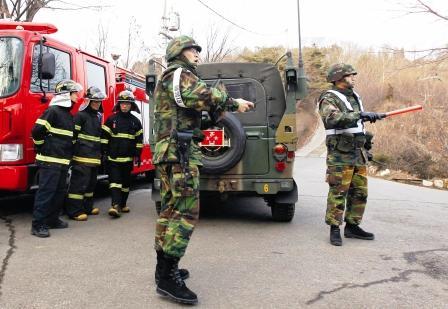 جنود من كوريا الجنوبية في دورية عند المنطقة منزوعة السلاح بين الكوريتين أمس